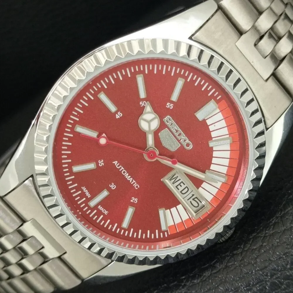 Vintage 1981 Seiko Automatic Mens Silver Watch W/daydate & Silver Accents